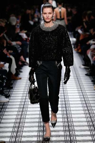 Look 28